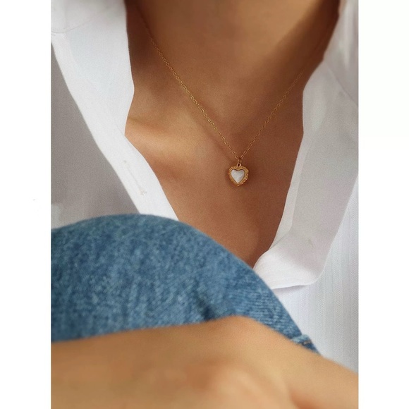 Stainless steel , real mother of pearl gold heart 💛 necklace - Picture 2 of 8